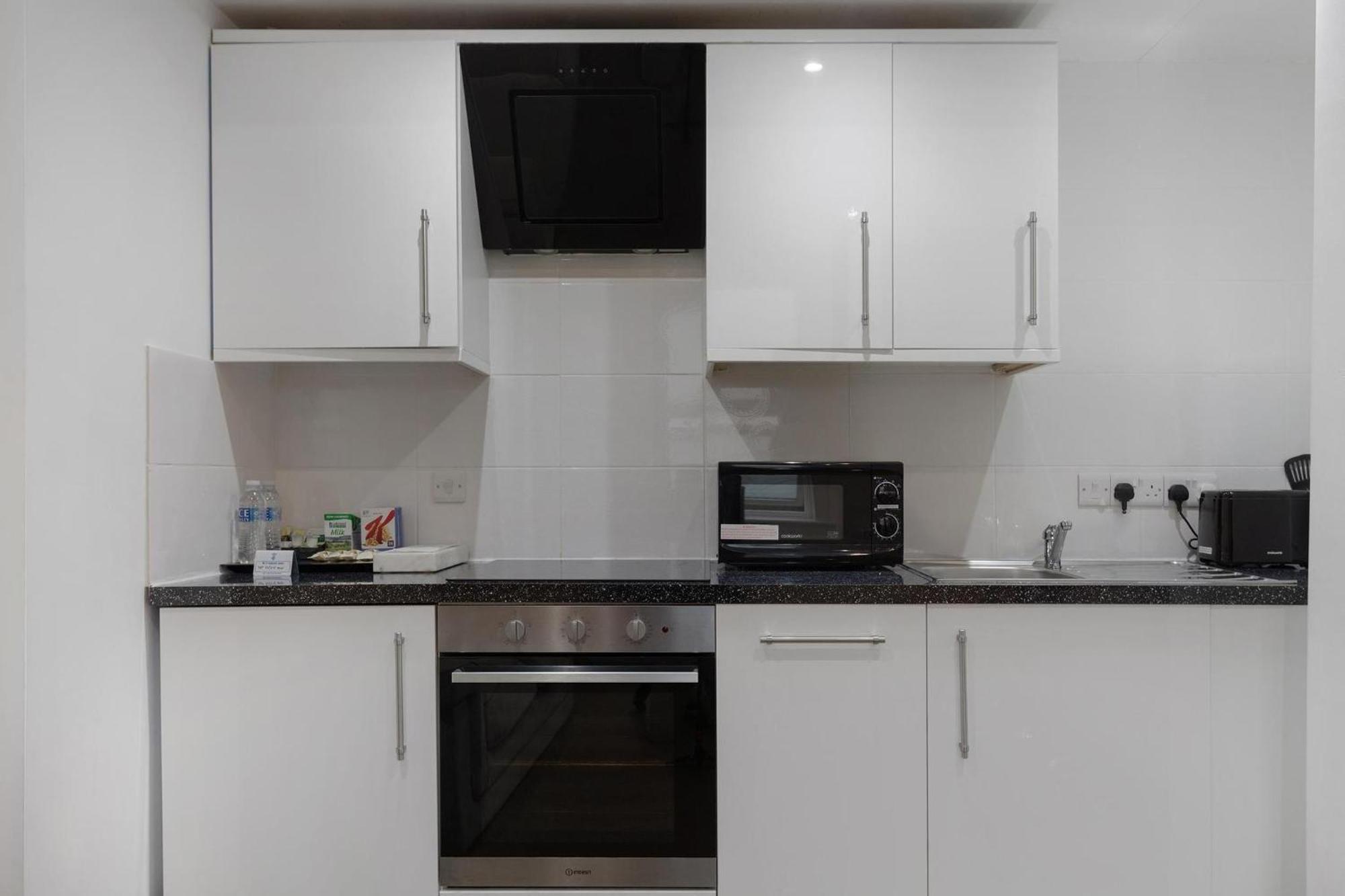 And Modern One Bedroom Flat Apartment *