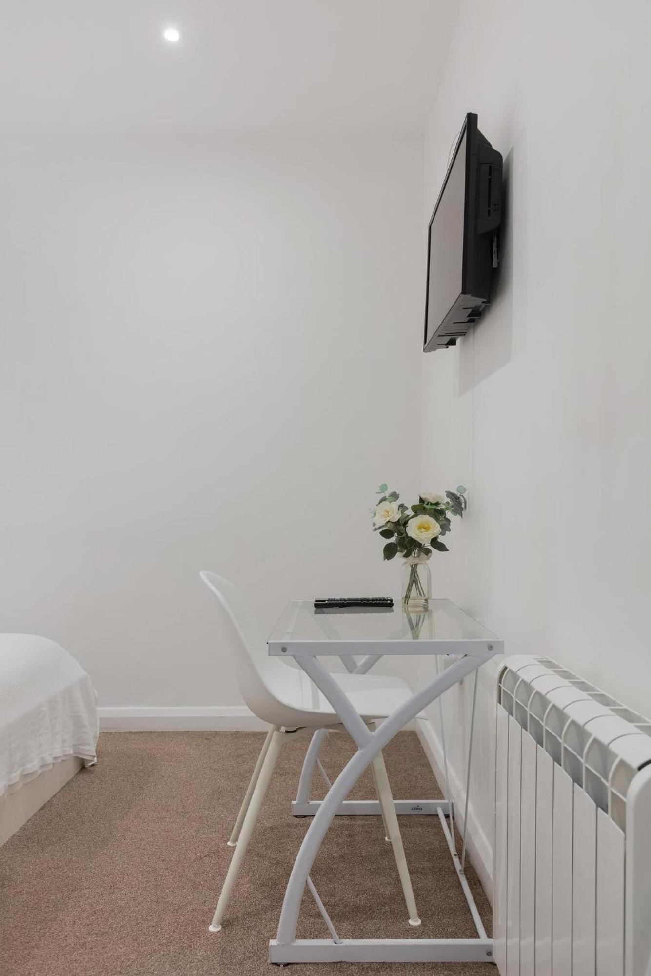 And Modern One Bedroom Flat *